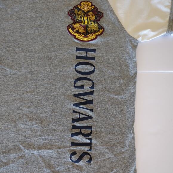 Rare 2022 Harry Potter Hogwarts Crest Adult Raglan T-shirt Small - Picture 3 of 5